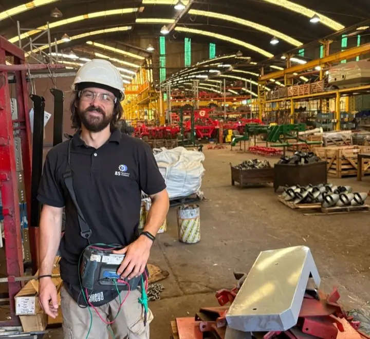 Guillermo Adrián González, ingeniero eléctrico, con casco y multímetro durante un relevamiento en planta industrial